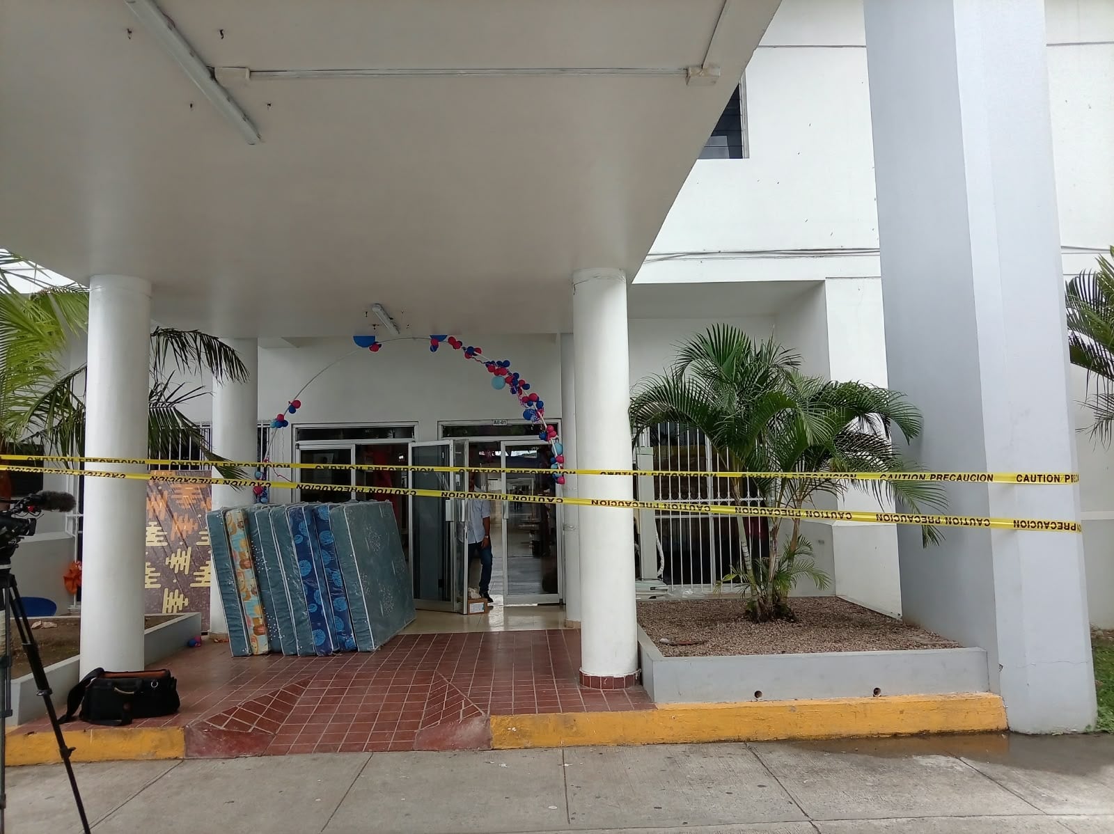 Hospitales como el Aquilino Tejeira de Penonomé, provincia de Coclé, tienen algunas áreas clausuradas, debido al sismo. (Cortesía)