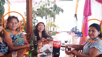 Tres mujeres sentadas en una mesa con bebidas. La mujer de la izquierda, Daisy Rojas Quenta, y la de la derecha, Jacqueline Ancco Pineda, están en círculos