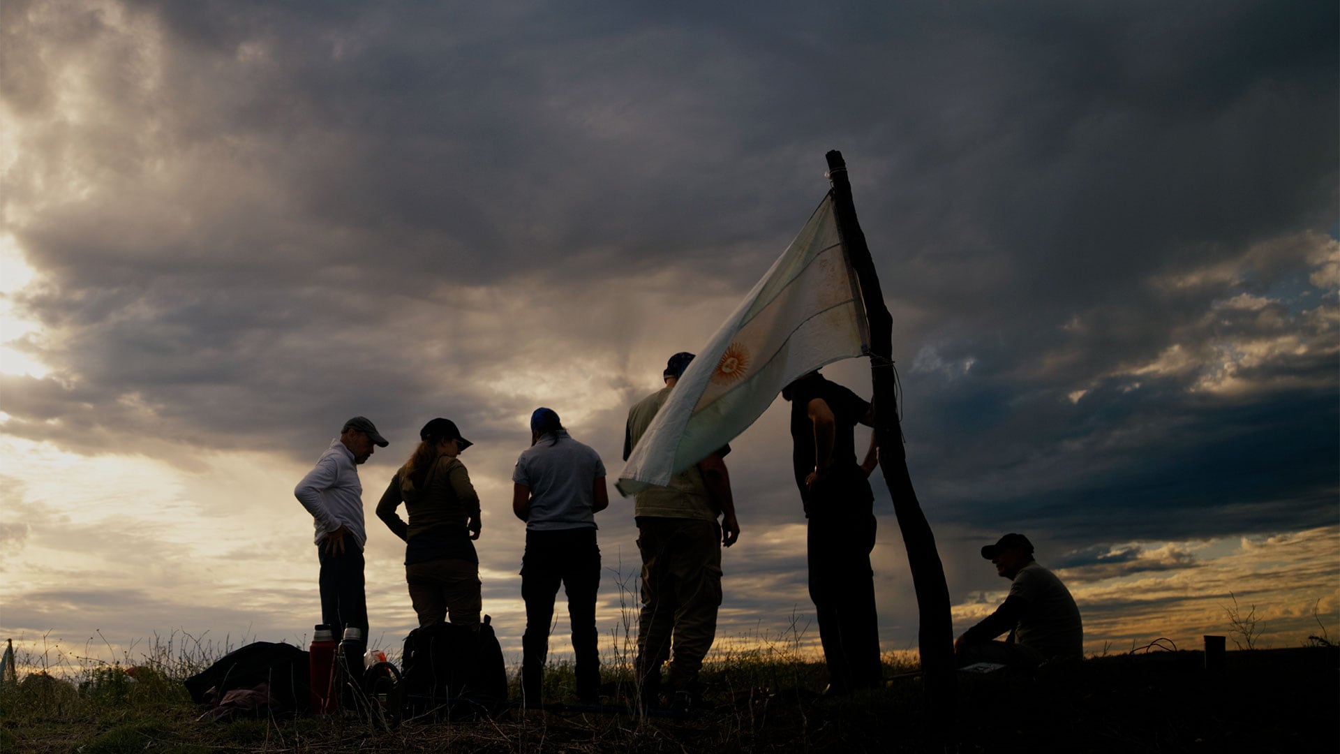 Arqueólogos y veteranos en plena tarea en el campo