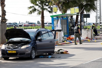 Oficiales israelíes trabajan en la