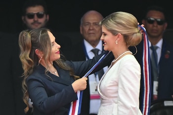 La nueva presidenta de Costa Rica, Laura Fernández, recibe la banda presidencial de manos de la presidenta de la Asamblea Legislativa, Yara Jiménez Fallas, durante su ceremonia de investidura en San José, el 8 de mayo de 2026. Foto Infobae/MARTIN BERNETTI / AFP)