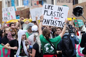 "La vida plástica no es fantástica", parafraseando una canción de Aqua (Reuters)