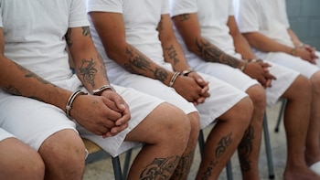 El Salvador: 143 pandilleros de la MS-13 reciben condenas de hasta 75 años tras las rejas