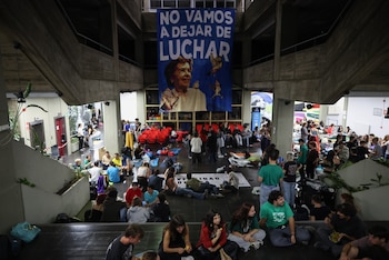 Varias personas durante un encierro con motivo de la huelga educativa, en la Facultad de Ciencias de la Información de la Universidad Complutense de Madrid.