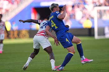 El estadounidense Folarin Balogun (20) pisotea al bosnio Tarik Muharemovic (4) en los 16vos de final del Mundial, el miércoles 1 de julio de 2026, en Santa Clara, California. (AP Foto/Martin Meissner)