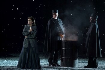 El reparto de La bohème, de Giacomo Puccini, coproducción del Teatro Real con la Royal Opera House de Londres y la Lyric Opera de Chicago, con Ermonela Jaho (Mimì), Claudio Malguesini y Elier Muñoz, cantantes del Coro Titular del Teatro Real, regresa este domingo al Teatro Real para recordar por qué es "uno de los títulos más emblemáticos del repertorio operístico, obra maravillosa y metáfora de la fragilidad de la felicidad", como hoy ha indicado Joan Matabosch, director artístico de este templo lírico. "Está pensada para hacerte reír, para emocionarte y, en último extremo, para romperte el corazón", ha añadido en su presentación en Madrid el director teatral Richard Jones, responsable de esta coproducción junto a la Royal Opera House de Londres y la Lyrics Opera de Chicago que ya pasó por la ciudad tras su estreno en 2017.- EFE/Javier del Real/Teatro Real/SOLO USO EDITORIAL/SOLO DISPONIBLE PARA ILUSTRAR LA NOTICIA QUE ACOMPAÑA (CRÉDITO OBLIGATORIO)