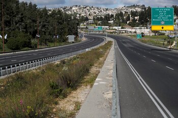Una carretera principal de Jerusalén, desierta en la mañana de la Pascua en medio de las restricciones del gobierno por el coronavirus (COVID-19) el 9 de abril de 2020 (REUTERS/ Ammar Awad/ FIle Photo)