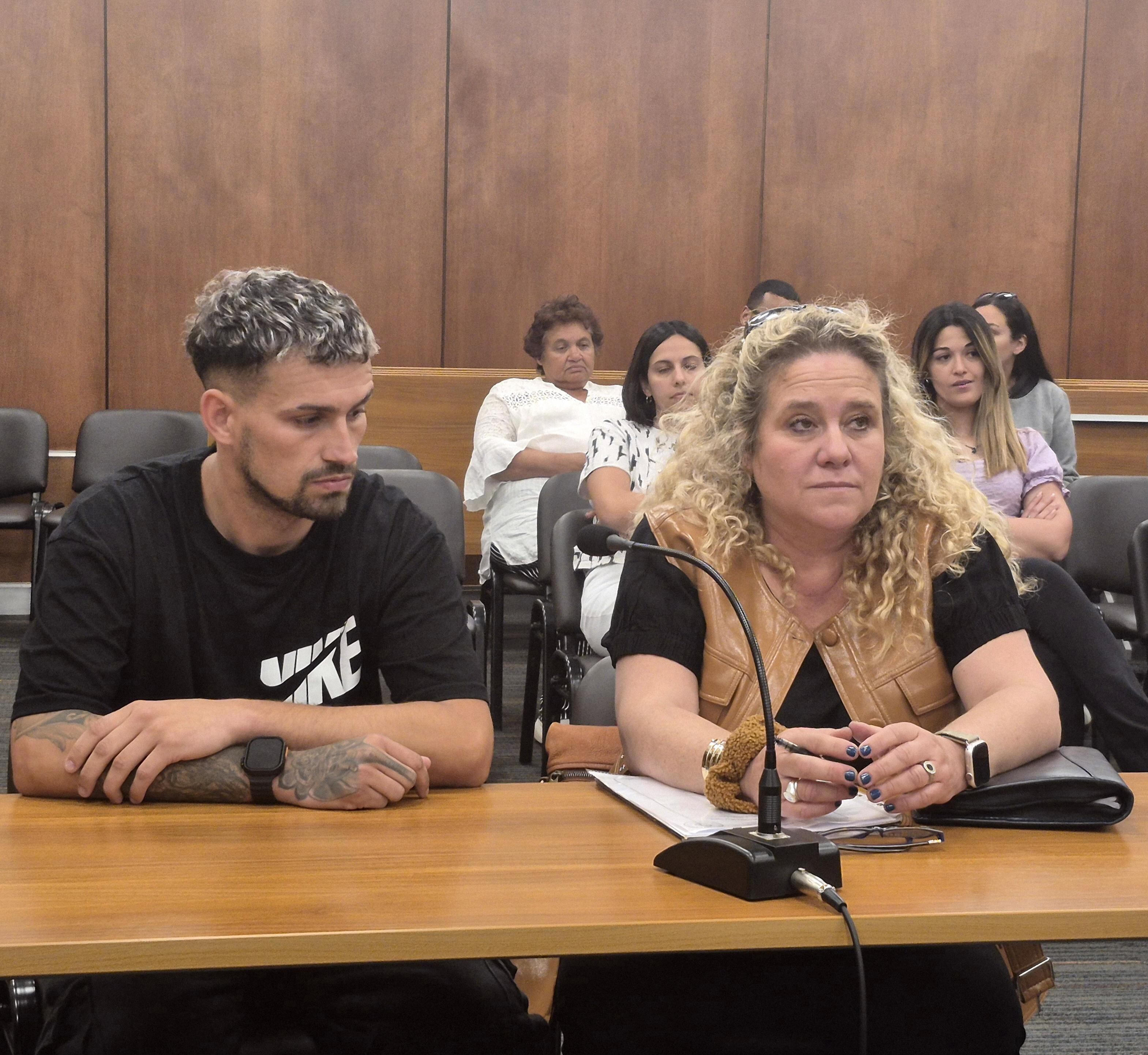 El futbolista imputado junto a su defensora Karen Pintos en la audiencia judicial (FM GENTE)