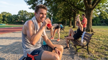 Cuál es el jugo natural que compite con las bebidas deportivas en la recuperación muscular tras el ejercicio