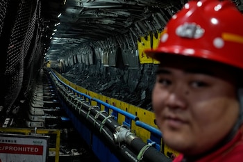 Un trabajador mira a cámara en la mina de carbón de Xiaobaodang, cerca de la ciudad de Shenmu, en la provincia de Shanxi (AP Foto/Ng Han Guan/Archivo)