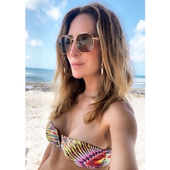 Geraldine Bazán en la playa