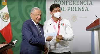 AMLO entregó apoyos a atletas