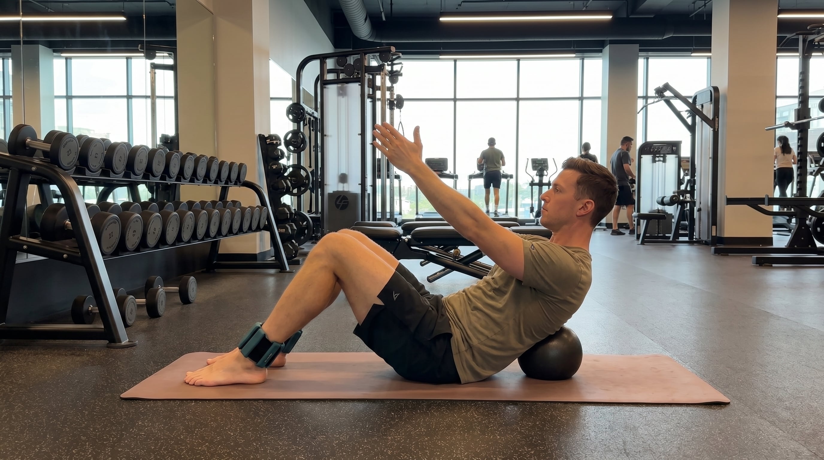 Los abdominales con balón sobre la pelota de Pilates activan la musculatura abdominal profunda con la cabeza, el cuello y los hombros hacia las caderas (Imagen Ilustrativa Infobae)