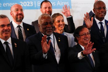 El presidente de República Dominicana, Luis Abinader, el primer ministro de Guyana, Mark Phillips, y el presidente de Colombia, Gustavo Petro, posan para una foto familiar durante la 7.ª Cumbre de Jefes de Estado y de Gobierno de la Comunidad de Estados Latinoamericanos y Caribeños (CELAC) en Buenos Aires, Argentina, el 24 de enero. , 2023. REUTERS/Agustín Marcarián