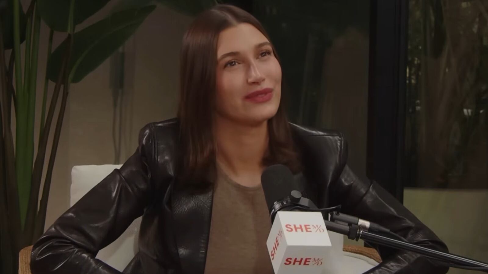 Hailey Bieber revela que un accidente cerebrovascular permitió el diagnóstico de foramen oval permeable, una condición cardíaca frecuente en la salud femenina (captura de video )