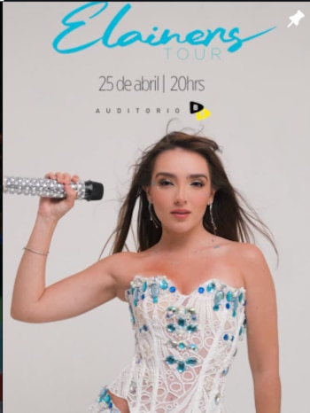 Una mujer joven con cabello oscuro y un top blanco con joyas azules y transparentes, sostiene un micrófono plateado brillante. Detrás, el texto 'Elainers Tour'