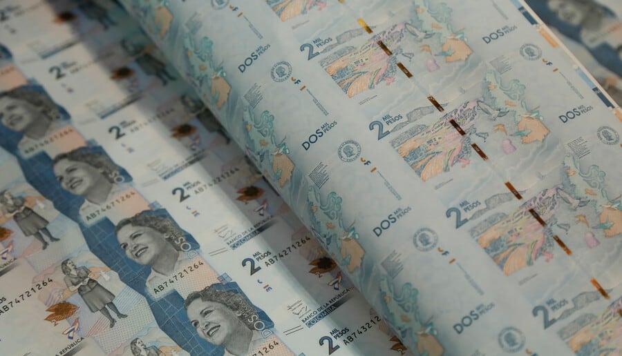 El salario mínimo en Colombia impacta subsidios de vivienda, cuotas de mantenimiento y tarifas de salud y transporte - crédito Colprensa