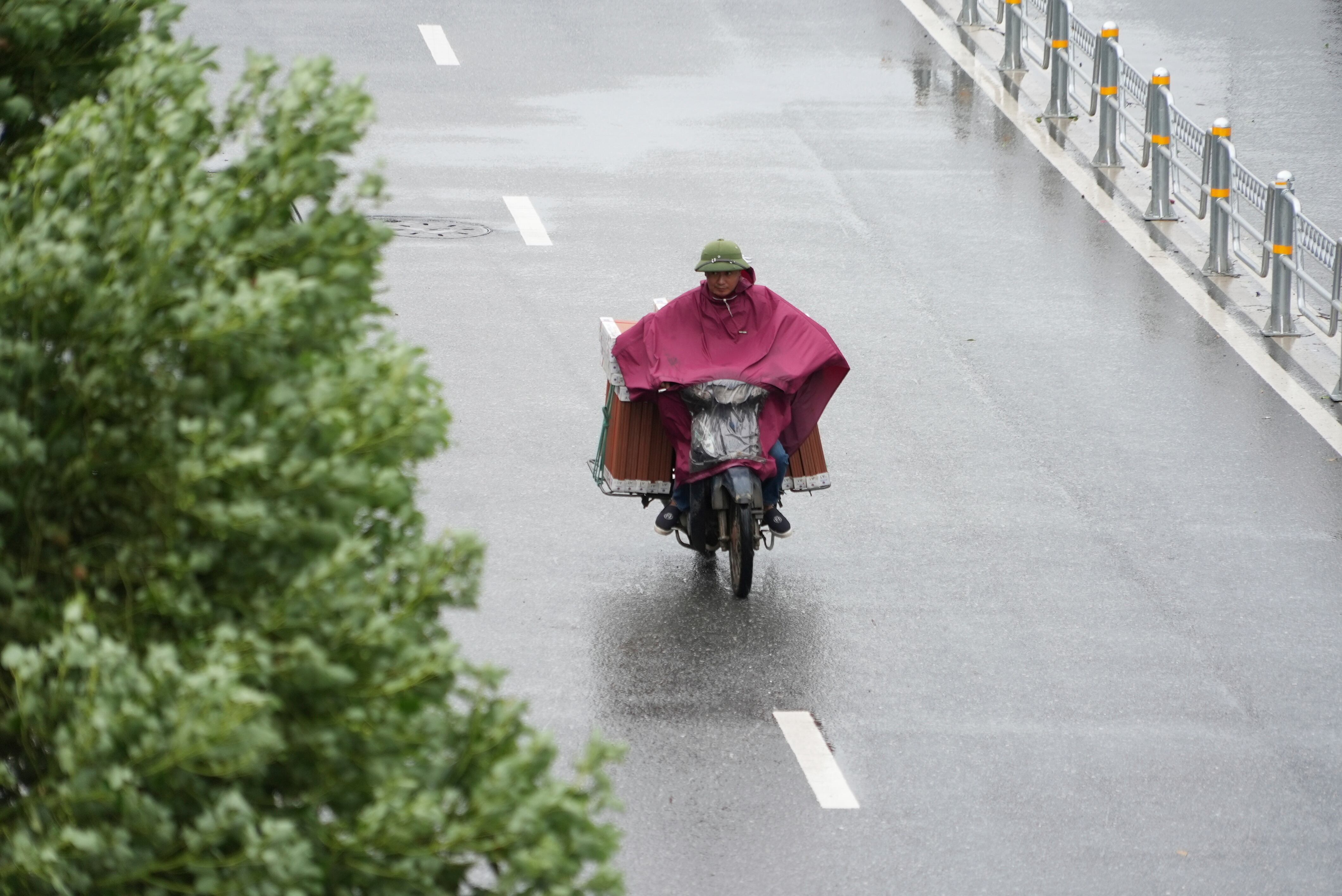 El hombre y sus cómplices huyeron a bordo de motocicletas - crédito Hau Dinh/AP Foto
