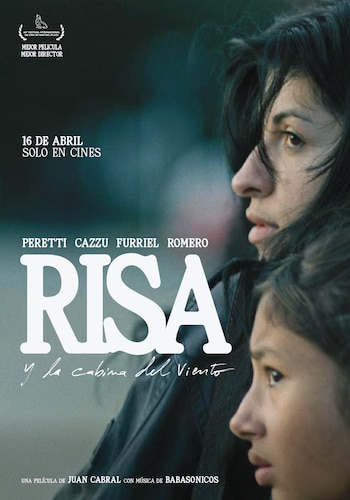 Póster de la película "Risa y la cabina del viento" con los perfiles de una mujer de pelo oscuro y una niña mirando hacia la derecha. El título y la fecha de estreno son blancos