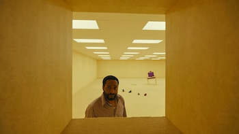 El largometraje muestra a Chiwetel Ejiofor y Renate Reinsve en un thriller sobre espacios liminales y desapariciones misteriosas (A24)