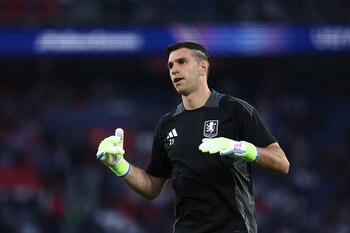 Dibu Martínez realiza la entrada