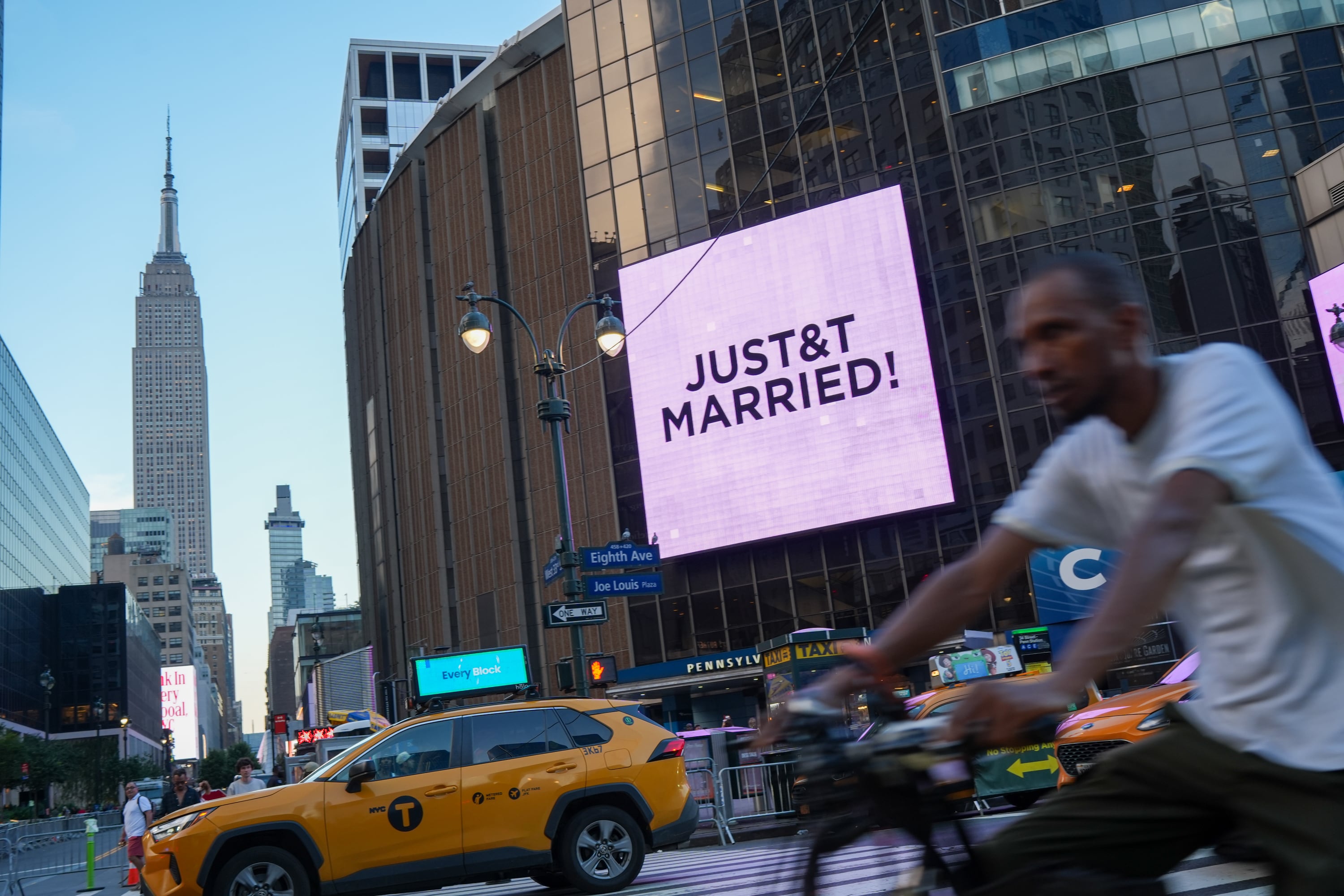 La decoración convirtió el Madison Square Garden en un jardín con flores reales, árboles, tonos melocotón y blanco y unas mil personas invitadas (Foto AP/Ryan Murphy)