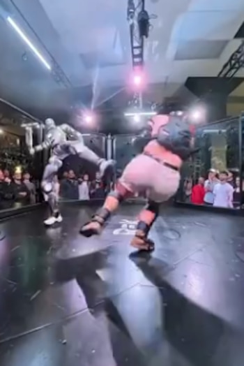El robot humanoide tumbó con una patada voladora a su rival humano. (Instagram)