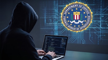 Persona con sudadera con capucha usando una computadora portátil junto al emblema del Buró Federal de Investigaciones y un fondo binario.