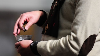 Al menos 25 niños resultaron quemados por las cenizas durante la ceremonia religiosa: qué fue lo que pasó