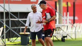 Juan Carlos Oblitas dialogando con