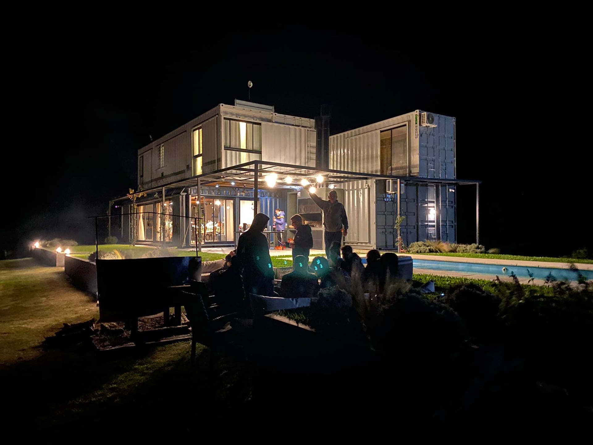 La casa container también cuenta con piscina y cancha de pádel