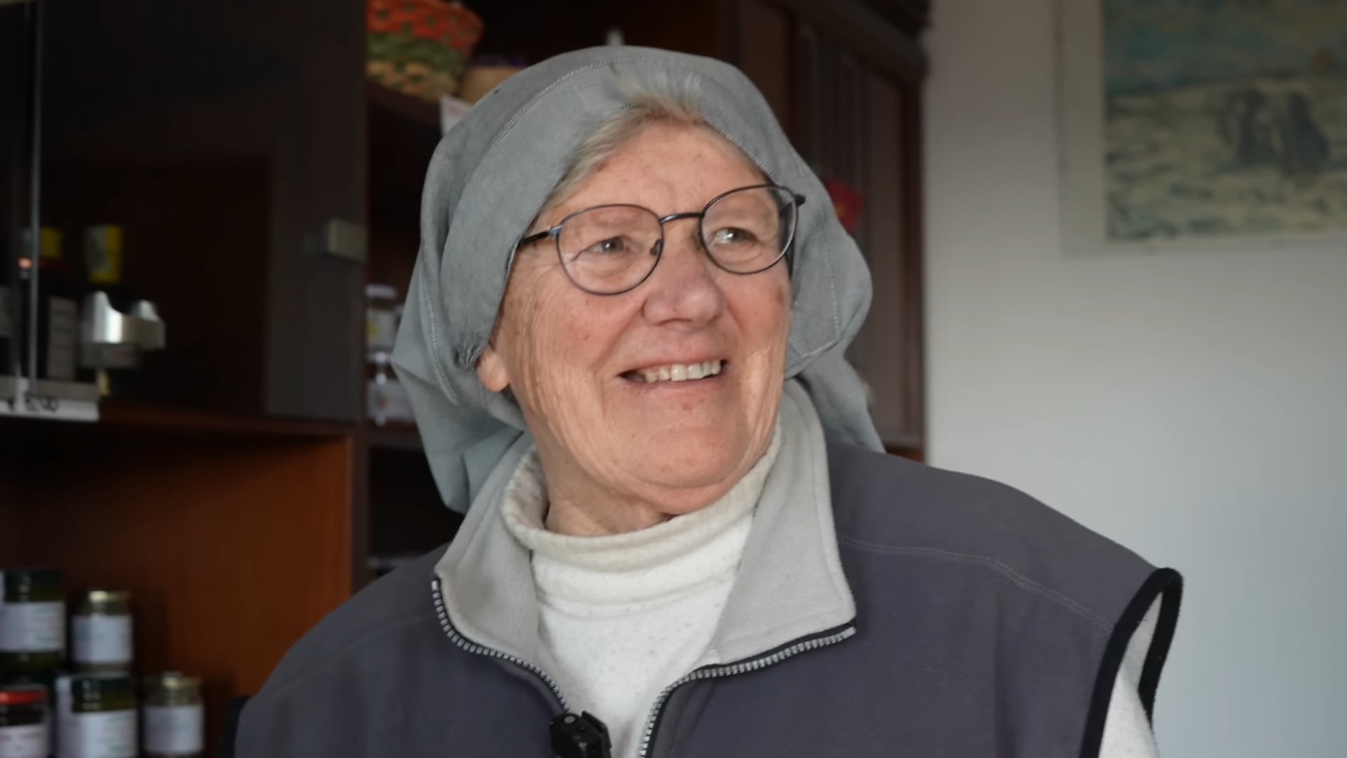 Sor Patricia, la monja que vive aislada en las montañas desde hace 25 años (Montaje Infobae)