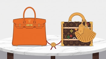 Una cartera naranja y un bolso marrón con estampado sobre una mesa de mármol están unidos por un lazo rojo con un sello de lacre dorado.
