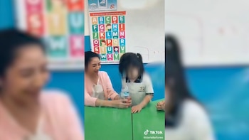 La maestra estruja el recipiente