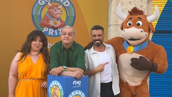 Lalachus, Ramón García, Gorka Rodríguez y la mascota del programa en la presentación de la nueva temporada de 'El Grand Prix del Verano'. (Daniel González / Infobae)