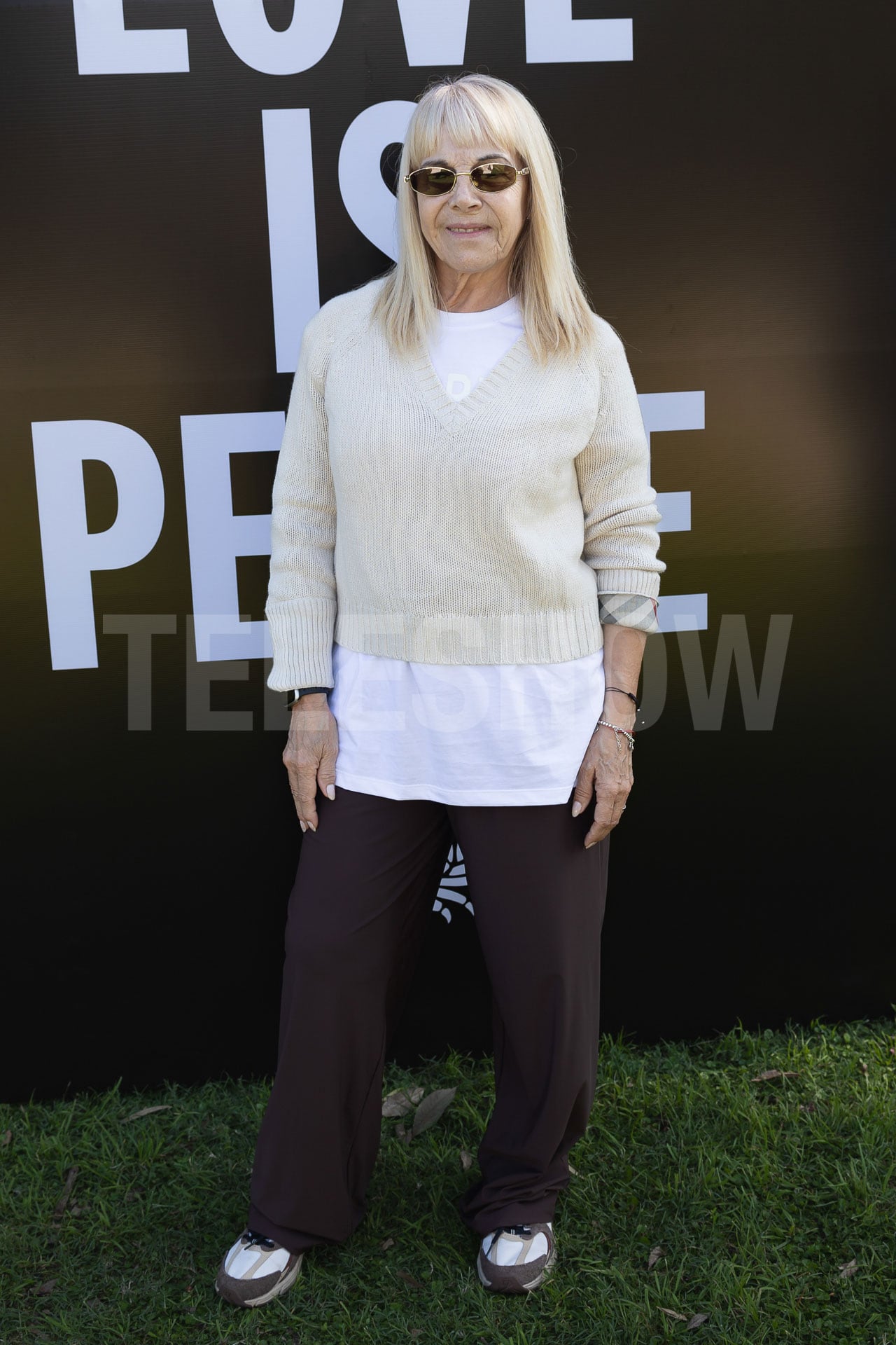 Claudia Villafañe eligió un look casual y elegante para sumarse a la jornada de reflexión por la paz en Palermo