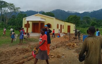 Miembros de la comunidad de Pumbaloge ayuda en la construcción de la capilla. Crédito: Padre Edmundo Aguilera.