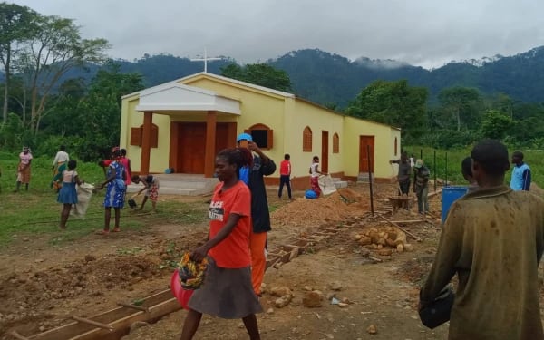Miembros de la comunidad de Pumbaloge ayuda en la construcción de la capilla. Crédito: Padre Edmundo Aguilera.