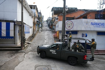 Soldados patrullan junto a comercios cerrados en Tila, en el estado de Chiapas, México, el martes 18 de junio de 2024. La población huye de la localidad debido a la violencia relacionada con el crimen organizado. (AP Foto/Fernando Llano)