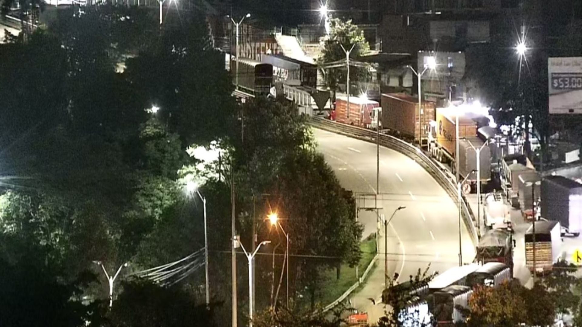 Personal técnico de la concesionaria Devimed supervisa el estado del terreno para valorar la seguridad y establecer cuándo será posible habilitar el paso - crédito Secretaría de Movilidad de Medellín