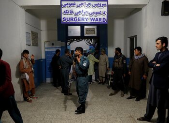 Un hospital en Kabul, Afganistán, tras un atentado contra una escuela. REUTERS/Stringer