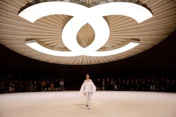 El legado de Gabrielle “Coco” Chanel redefine la elegancia como libertad y comodidad (REUTERS/Sarah Meyssonnier)