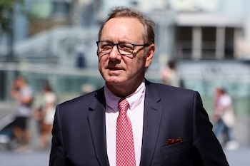 El actor Kevin Spacey camina