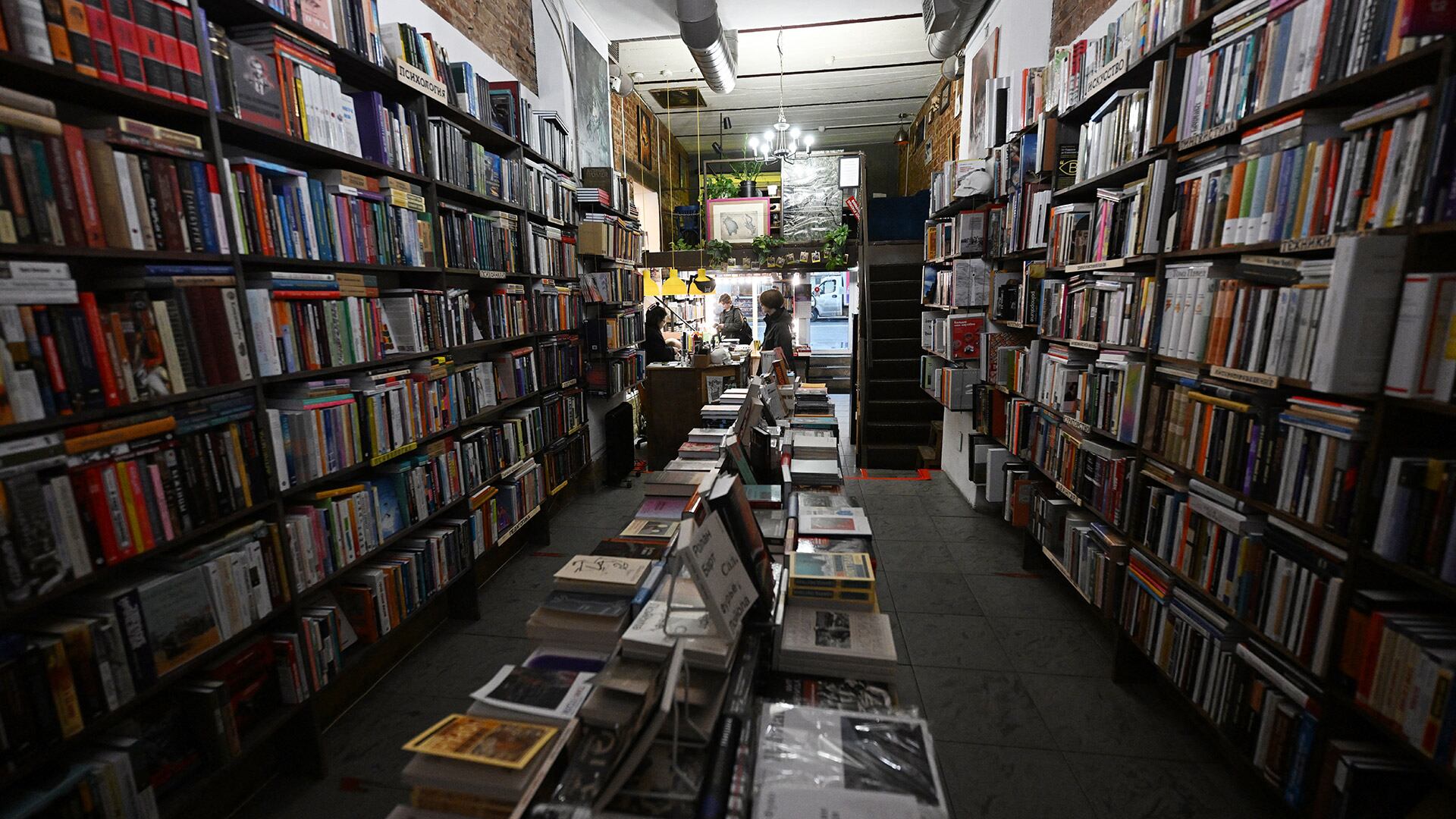 Las librerías independientes de San Petersburgo retiran semanalmente libros por temor a sanciones y censura estatal