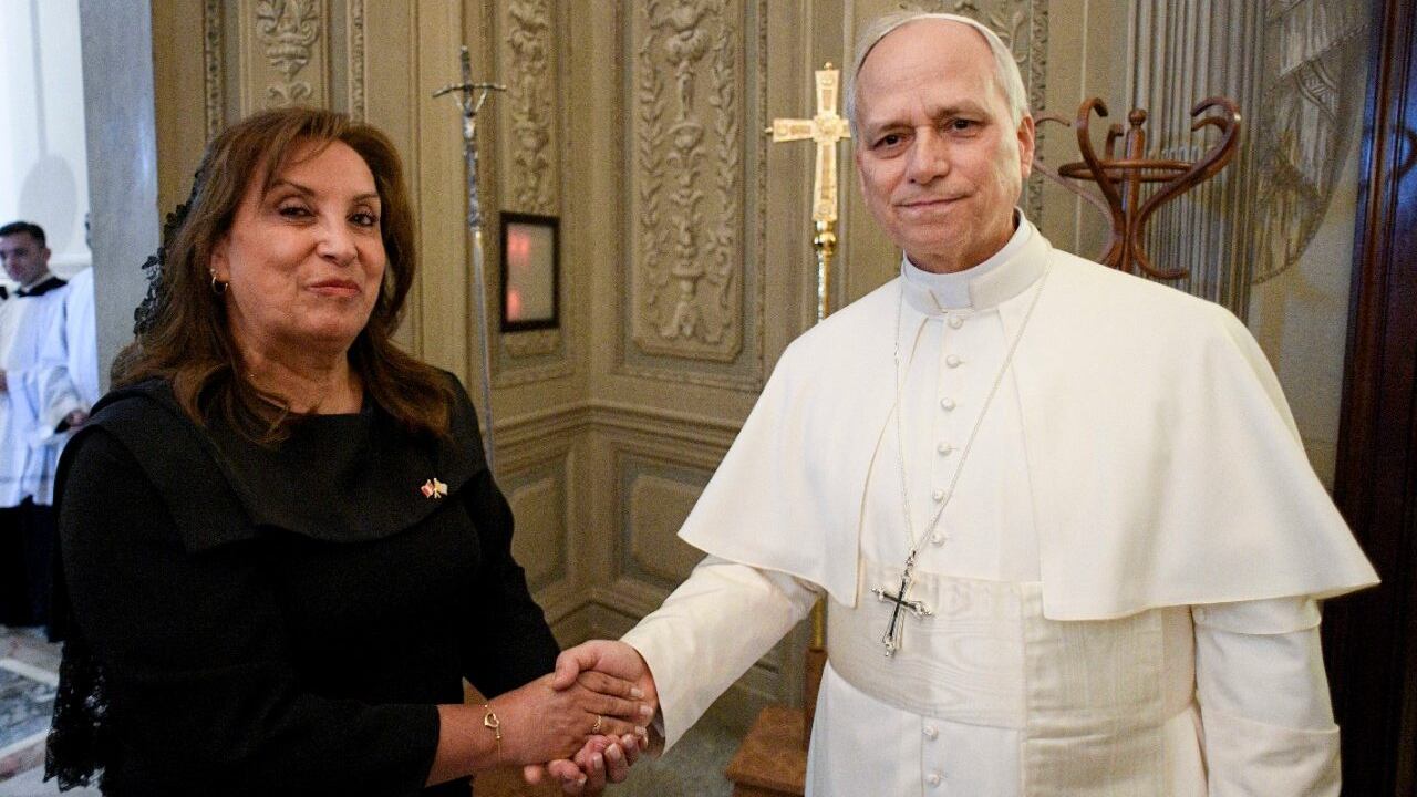 Dina Boluarte sostuvo una breve reunión con el papa León XIV antes de la misa de inicio de pontificado. (Foto: @Vatican Media)