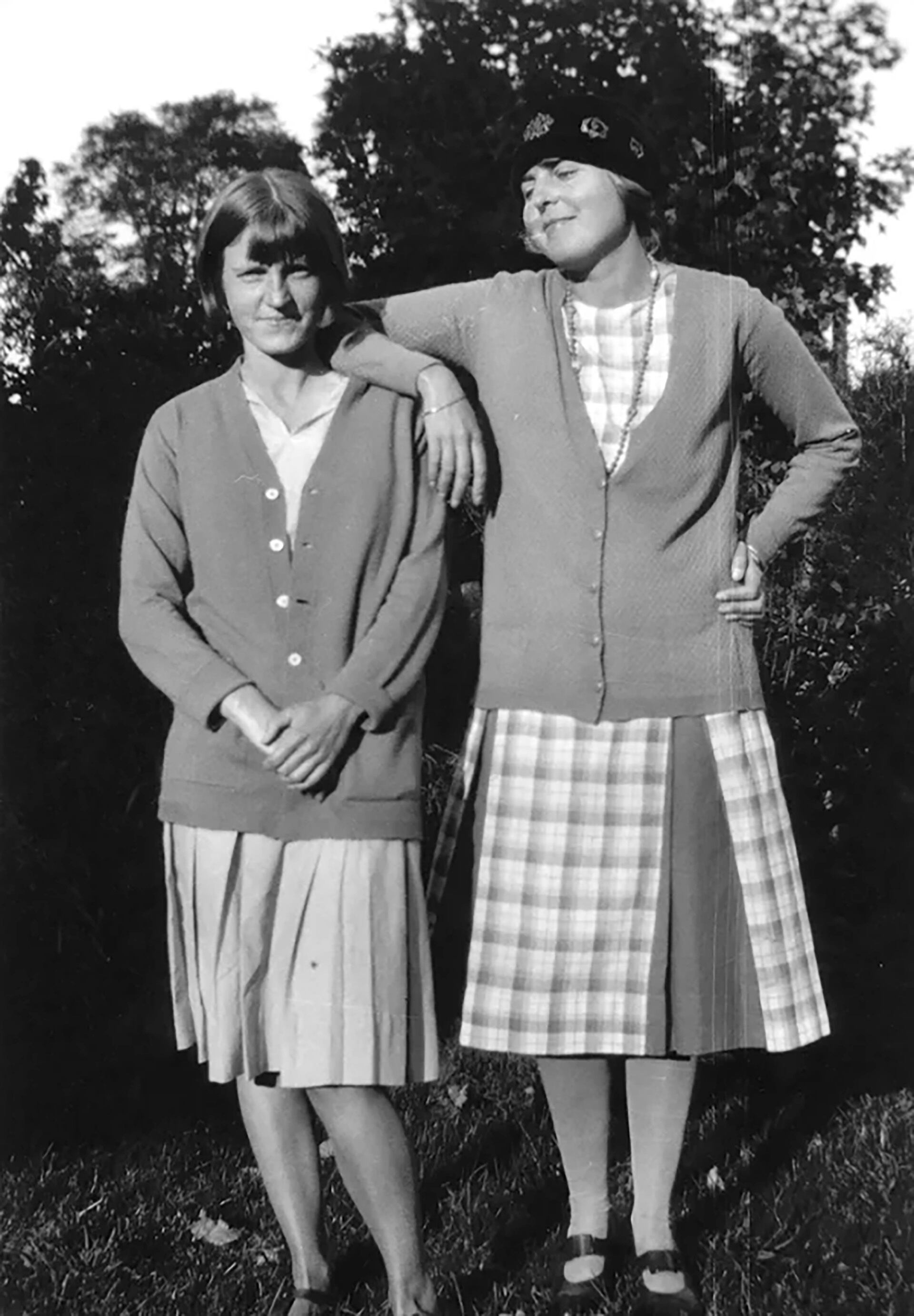 Dorothy Hepworth (izquierda) y Patricia Preece en una fotografía de principios de la década de 1920