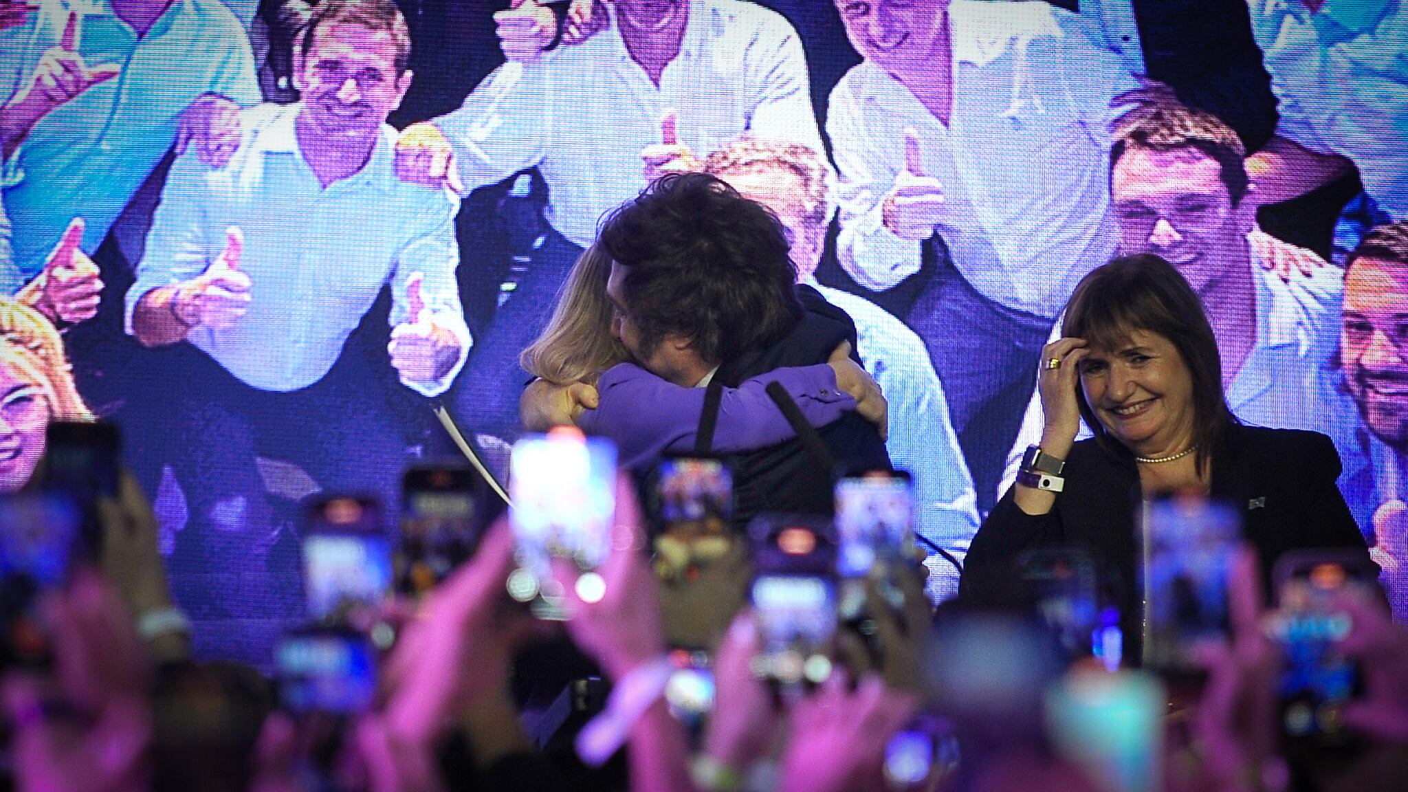 El abrazo de Javier Milei con su hermana Karina tras el triunfo electoral. Foto: Gustavo Gavotti