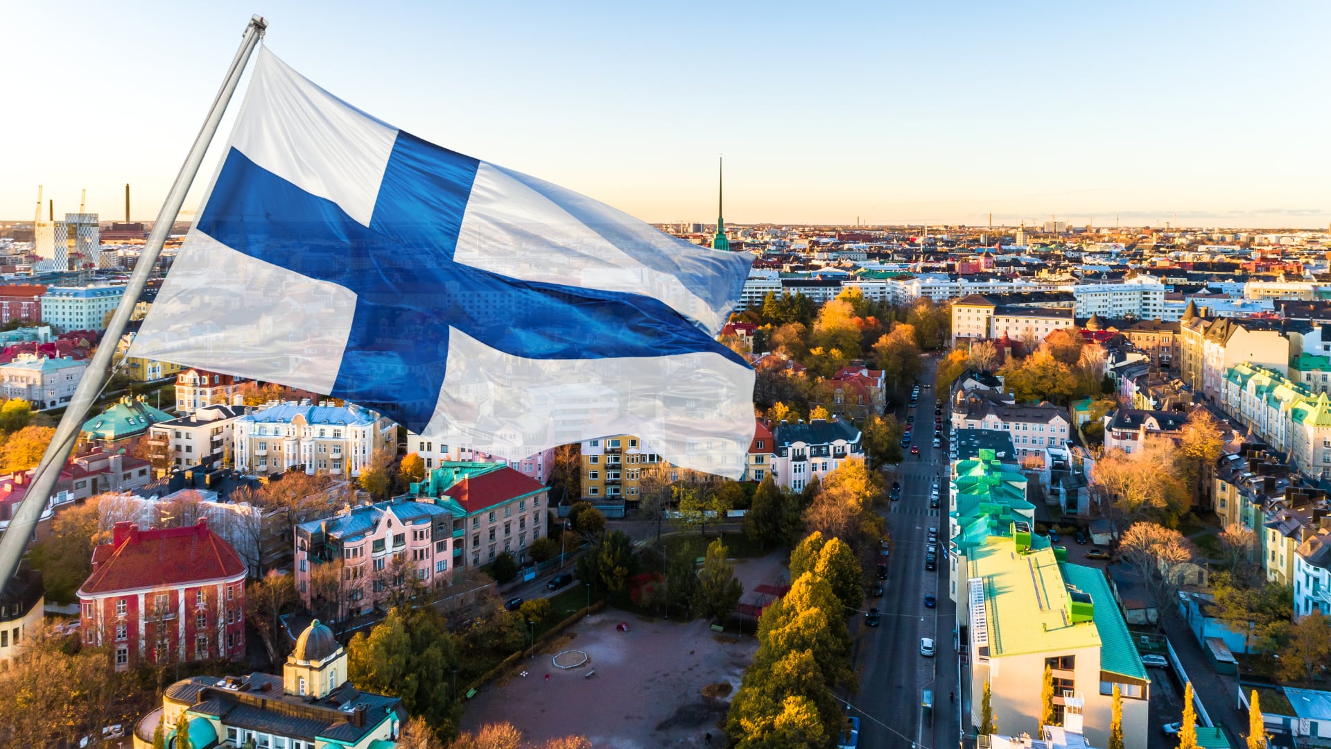 En Finlandia los veranos no son tan calurosos como en España. (Montaje Infobae)