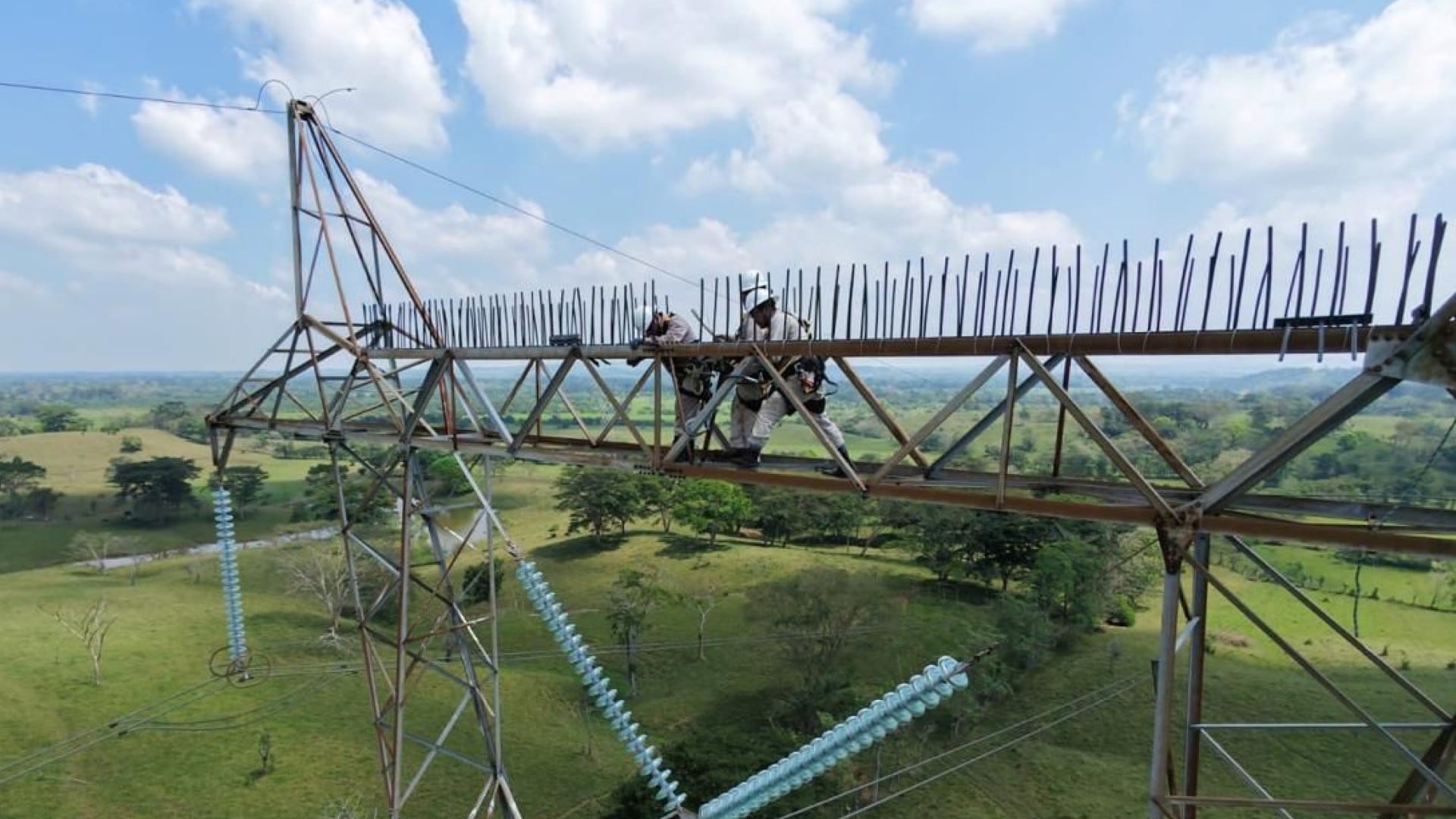 La CFE avanza con trabajos de modernización para elevar la capacidad, la calidad y la seguridad operativa de la Red Nacional de Transmisión. Foto: Cortesía/CFE.
