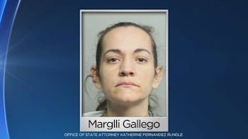 Primer plano de una mujer de tez clara y cabello oscuro recogido, identificada como Marglli Gallego, con texto legal en la parte inferior
